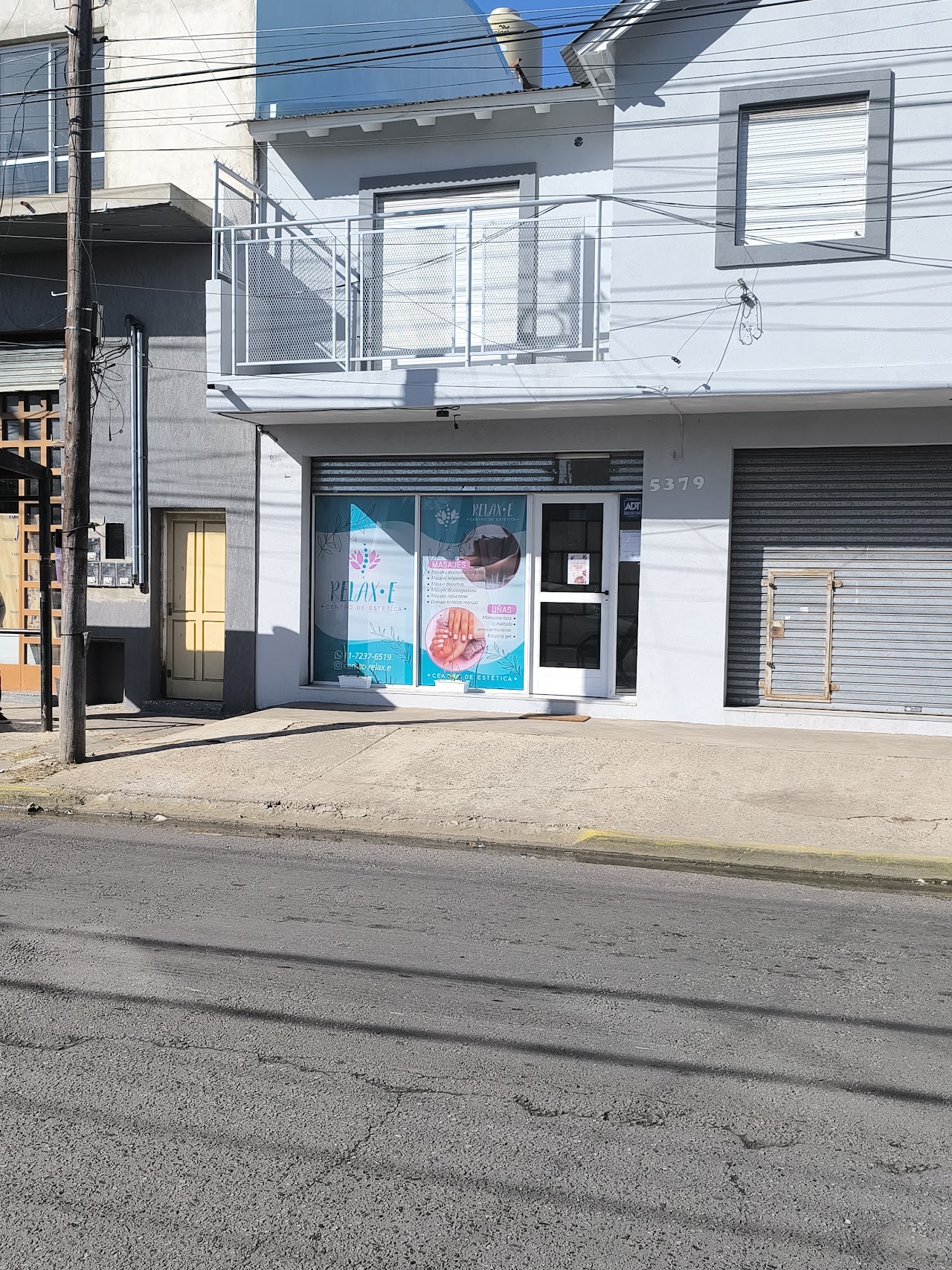 Detalle de manicuría rusa y esmaltado semipermanente impecable en RELAX.E